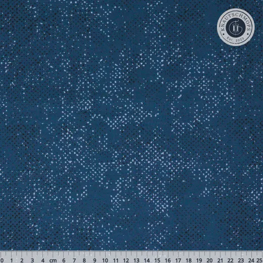 Marineblauer Baumwollstoff mit feinem Spotted-Tupfendruck in Weiß und Schwarz, mit Zentimeter-Maßstab am unteren Bildrand.